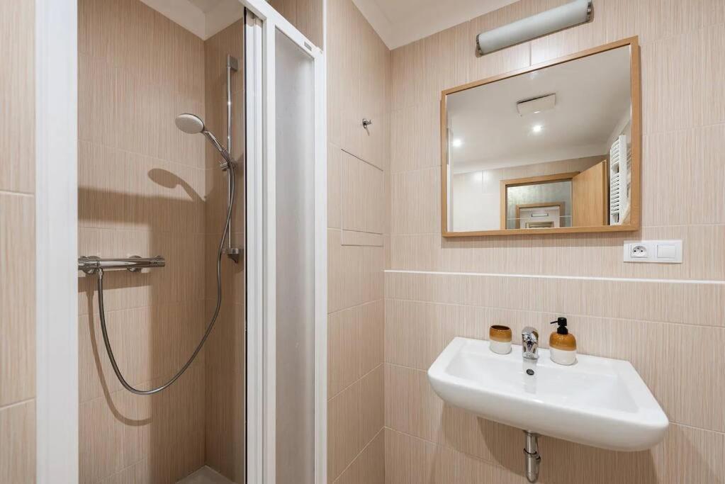 Apartment W/ Free Garage Parking Praga Exterior foto